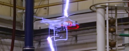 جریان برق با قدرت ۱ میلیون ولت چه بلایی بر سر پهپاد می آورد؟ [تماشا کنید]