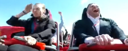 ویدیویی خنده دار که لحظه برخورد یک کبوتر به صورت یکی از سرنشینان ترن هوایی را نشان می دهد [تماشا کنید]