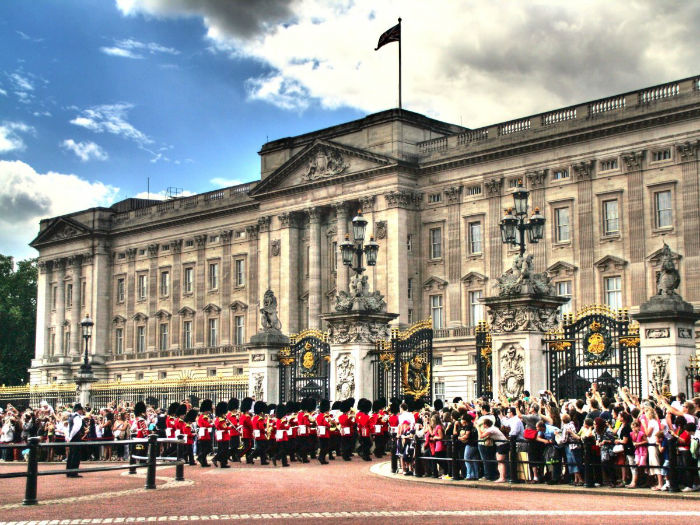she-also-gets-to-use-a-private-atm-at-buckingham-palace-w700