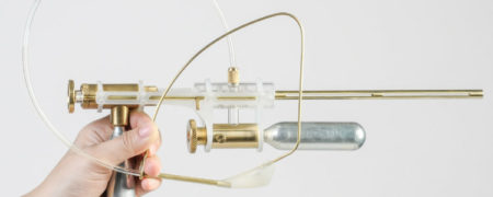 تفنگ جالب و خلاقانه ای که با قطره های اشک کار می کند [تماشا کنید]