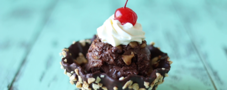 خوشمزه روز: بستنی کره بادام زمینی با سس شکلات [تماشا کنید]