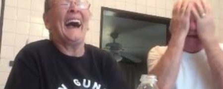 شوخی بسیار جالب و دیدنی یک خانم مسن با همسرش [تماشا کنید]