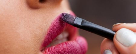 ترفندی ساده که با آن می توانید دوام رژ لب خود را ۲۴ ساعته کنید