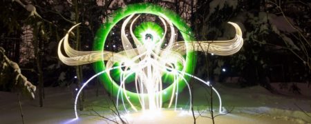 ترسیم نقاشی های بی نظیر روی هوا با استفاده از نور و دوربین [تماشا کنید]