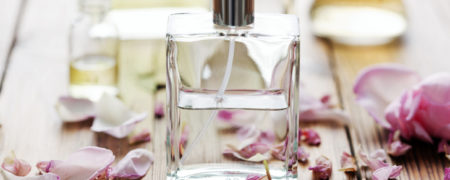 چرا نباید عطرها و ادکلن های بعد از اصلاح خود را داخل حمام نگهداری کنید؟