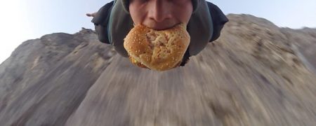 وقتی یک معتاد آدرنالین با همبرگری در دهان از کوه پریده و از خود فیلم می گیرد [تماشا کنید]