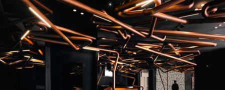 نگاهی به دکور فوق العاده جذاب و متفاوت سینمایی در شانگهای که با لوله های مسی طراحی شده