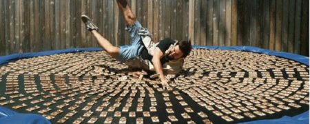 پرشی دردناک روی ترامپولینی که یکهزار تله موش سطح آن را پوشانده اند [تماشا کنید]
