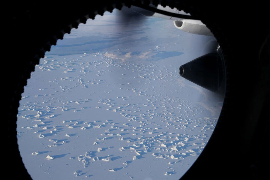 کوه یخی که درون یخ دریا قفل شده از داخل هواپیمای تیم تحقیقاتی عملیات آیسبریج ناسا، 28 مارس 2017