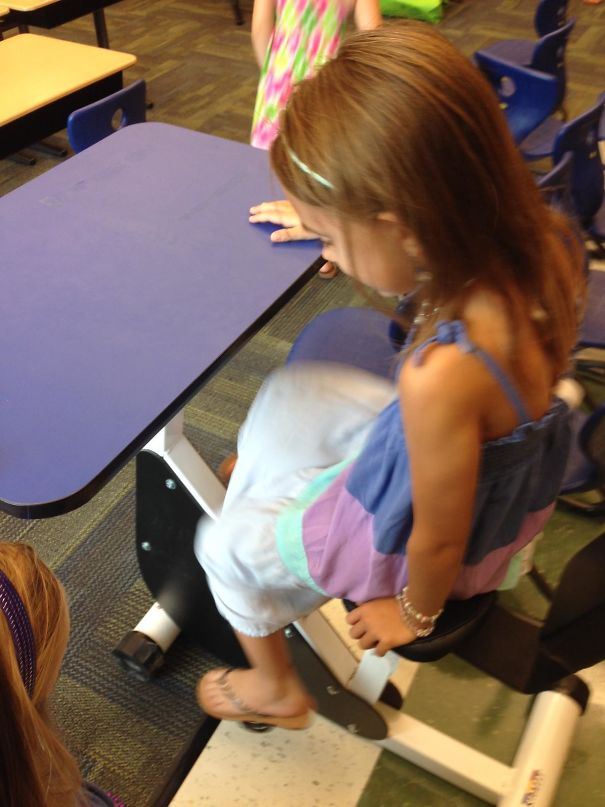 قرار دادن پدال های دوچرخه در میز کلاس اولی ها تا بتوانند هنگام حضور در کلاس، تحرک هم داشته باشند. 