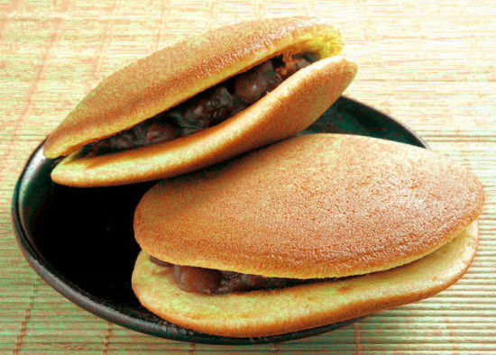 نان این ساندویچ، پنکیک است که درون آن پوره لوبیا قرمز گذاشته شده و سرو می شود. 