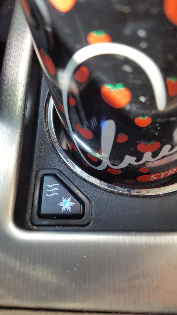 جایگاه نگهداره لیوان در ماشین که گزینه گرم و سرد دارد تا نوشیدنی در بهترین حالت دمایی خود باقی بماند. 