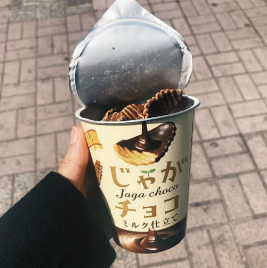 شاید با خودتان تصور کنید اسنک شور با شکلات شیرین چندان همخوانی ندارد، اما پس از چشیدن این خوراکی ژاپنی نظرتان به طور کلی تغییر خواهد کرد. 