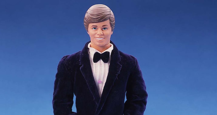 کِن دو سال و دو روز از باربی کوچک تر است. تاریخ اصلی تولد این عروسک 11 مارس 1961 است. نام کامل وی نیز «کِن کارسون» است. 