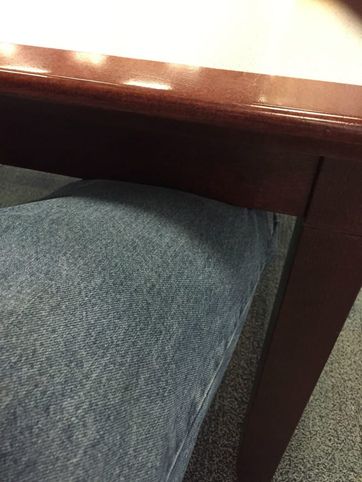 به راحتی می توانید پای خود را زیر میز دراز کنید. 
