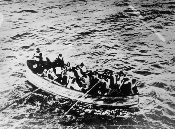 8- کسانی که از این حادثه وحشتناک تاریخی جان سالم به در برده اند، پریدن در آب های سرد را به فرود آمدن هزاران حنجر بر بدنشان به طور همزمان توصیف کرده اند. 