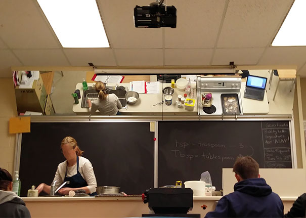 تعبیه آینه در سقف کلاس، بالای تخته سیاه برای دیدن میز معلم هنگام انجام آزمایش