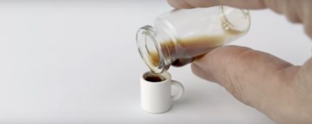 کوچکترین فنجان جهان؛ ظرفی مینیمالیستی که تنها یک دانه قهوه در آن قابل دم کردن است [تماشا کنید]