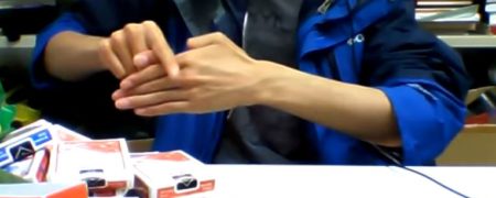 شعبده بازی باور نکردنی؛ فردی که به صورت بسیار طبیعی انگشتان خود را غیب می کند [تماشا کنید]