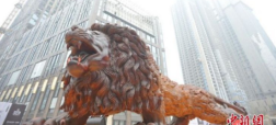 «شیر غول پیکر شرقی»، بزرگترین مجسمه ساخته شده از «سرخ چوب» در دنیا