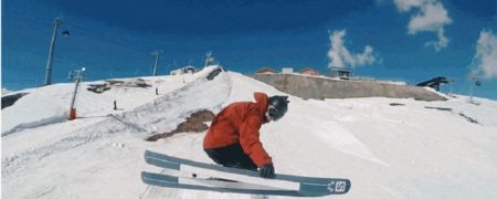 اسکی بازی که با پرتاب دوربین گو پرو حین پرش، ویدئویی جالب و متفاوت خلق کرده است [تماشا کنید]