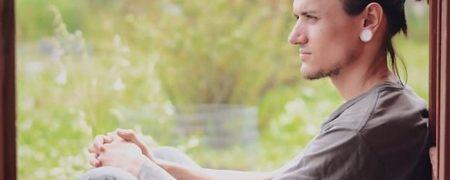 «آقای قطب نما»؛ مردی که با جایگذاری یک دستگاه قطب نما در سینه خود همیشه می داند شمال کدام طرف است