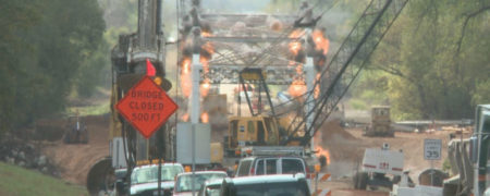 صحنه ای دراماتیک از تخریب پل روی رودخانه «واشیتا» در اوکلاهاما [تماشا کنید]