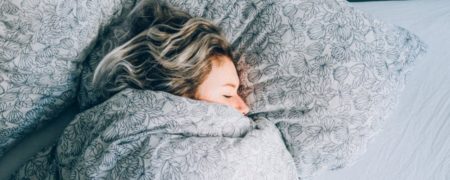 چگونه با ترفندهای ساده، ذهن را فریب داده و مشکل بی خوابی خود را برطرف سازیم؟