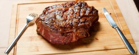 آیا می دانستید آب قرمزی که حین بریدن استیک پخته بیرون می آید خون نیست؟