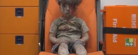 پاک شدن خاک و خون و اشک از چهره عمران دقنیش؛ نماد رنج کودکان حلب