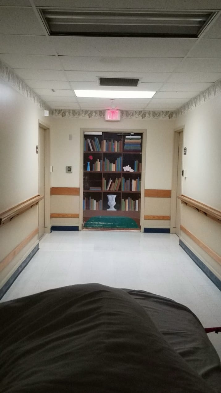 این طرح کتابخانه روی درب خروج در بیمارستان بیماران مبتلا به آلزایمر طراحی شده تا مانع از خروج این افراد شود. 