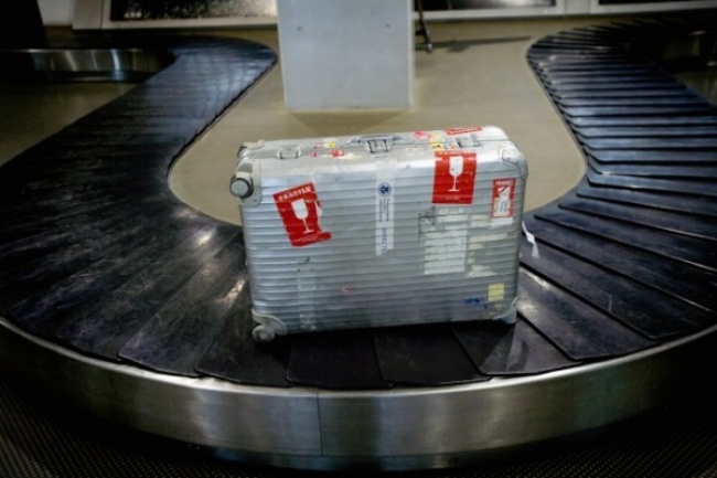 اگر درون چمدان خود وسیله ای شکستنی دارید، حتما از برچسب های «شکستنی» استفاده کنید. مسوولان حمل بار در فرودگاه ها توجه کامل به این چمدان ها دارند و به خوبی از آن مراقب خواهند کرد. 