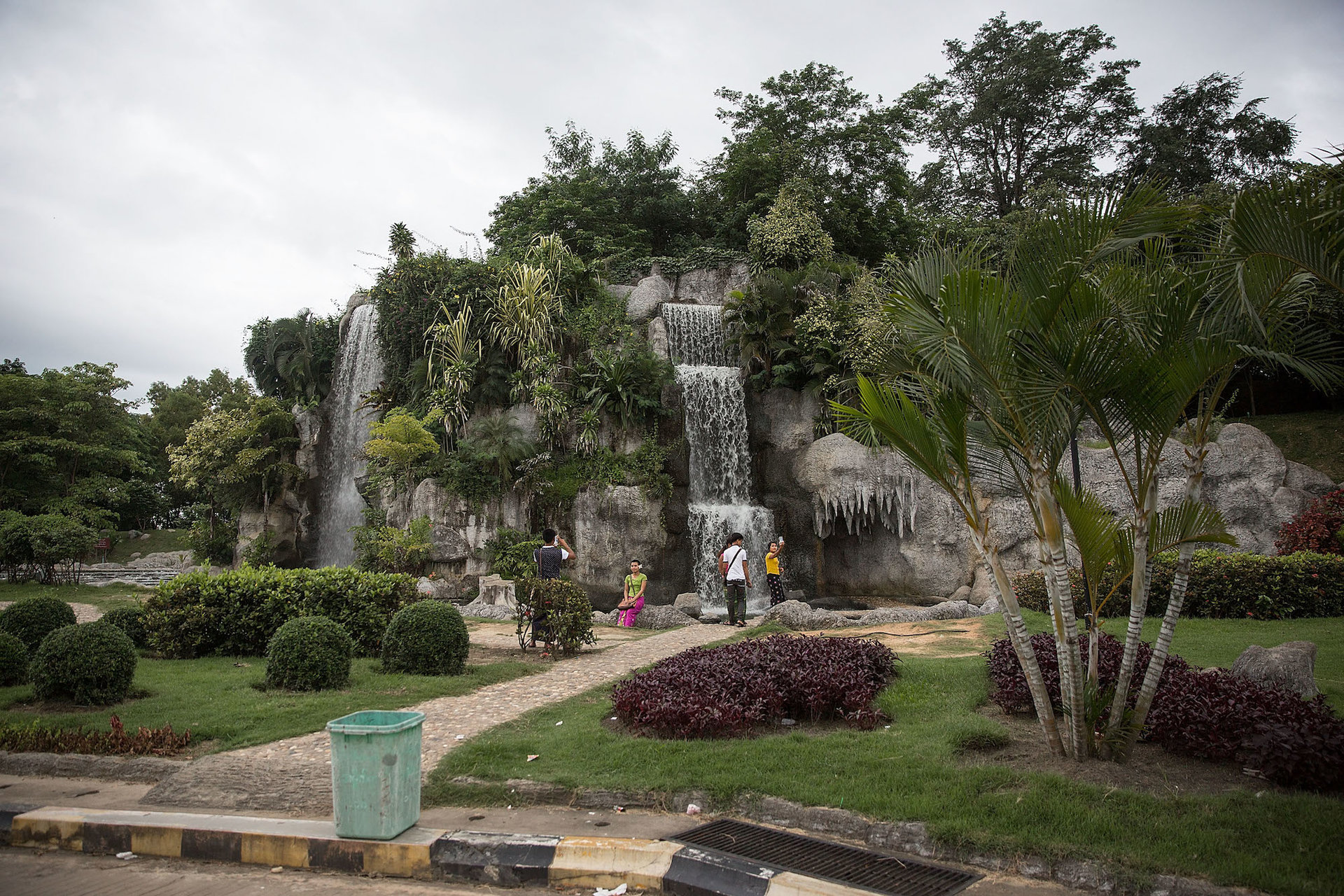 این چند نفری که در تصویر می بینید، اوج شلوغی این منطقه گردشگری محسوب می شوند که در مقابل آبشار مصنوعی واقع در پارک آبشار Naypyidaw در حال عکس گرفتن هستند.