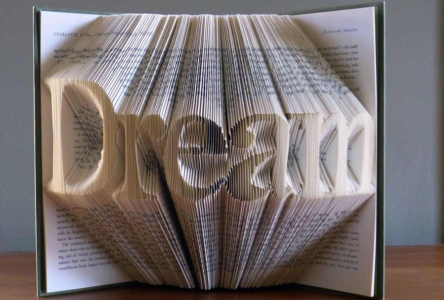 هنرمندی که با تا کردن صفحات کتاب آن ها را به مجمسه های بی نظیر تبدیل می کند [تماشا کنید]
