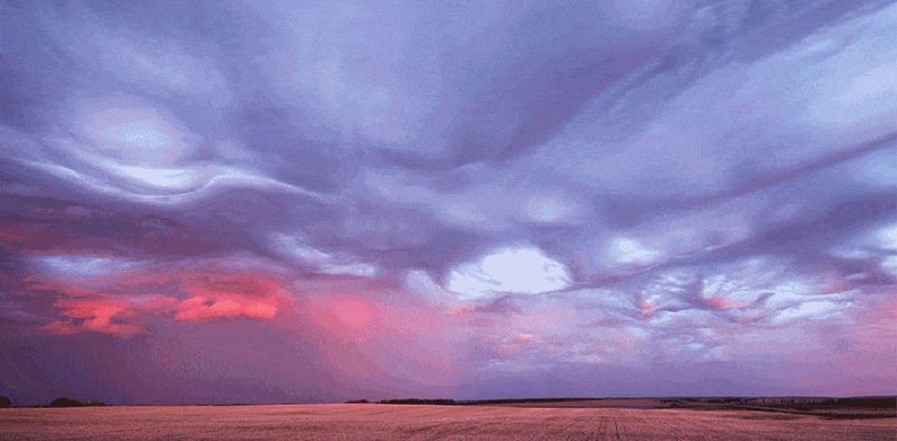 تایم لپسی شگفت انگیز از ابرهای کمانی که شبیه اقیانوس در دل آسمان هستند [تماشا کنید]