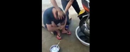 آرایشگری که از موتورسیکلت برای اصلاح سر مشتری استفاده می کند [تماشا کنید]