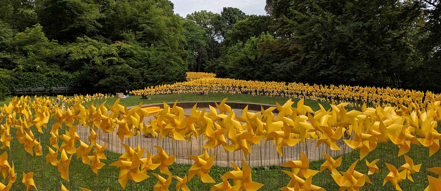 وقتی با ۷ هزار فرفره زرد رنگ برای یک پارک در بروکلین جشن تولد می گیرند [تماشا کنید]