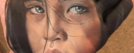 هنرمندی که با کف دست خود نقاشی های بی نظیر و تکرار نشدنی خلق می کند [تماشا کنید]