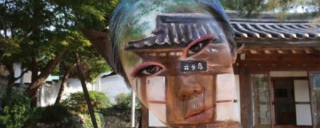 هنرمندی که با نقاشی روی صورت خود ذهن شما را به چالش می کشد