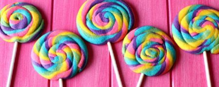 خوشمزه روز: کوکی رنگین کمانی به شکل آب نبات چوبی [تماشا کنید]