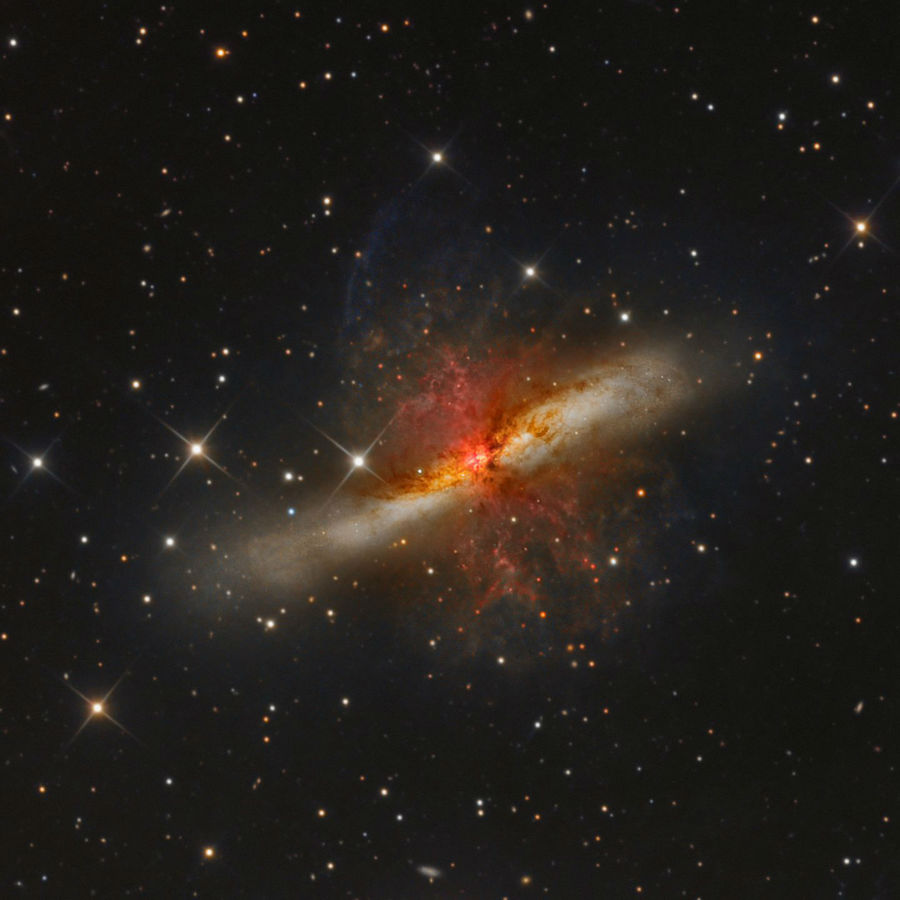  مسیه ۸۲ (یا ان‌جی‌سی ۳۰۳۴ یا کهکشان سیگار) یک کهکشان است که در فاصله ۱۲ میلیون سال نوری و در صورت فلکی خرس بزرگ قرار دارد.