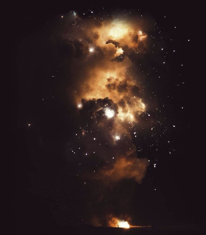 عکسی از آتش بازی که شبیه سحاب کهکشانی است. 