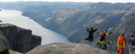 بیس جامپینگ بسیار هیجان انگیز در ارتفاعات بی نظیر نروژ [تماشا کنید]