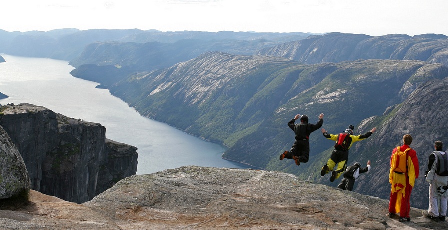 بیس جامپینگ بسیار هیجان انگیز در ارتفاعات بی نظیر نروژ [تماشا کنید]
