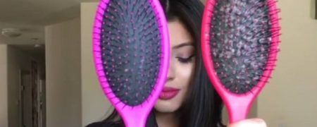 با یک ترفند ساده از گیر کردن موها درون برس پیشگیری کنید [تماشا کنید]