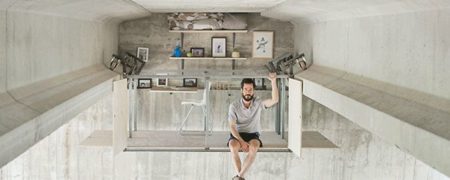 یک طراح صنعتی دفتر کار خود را در زیر پلی در شهر والنسیا احداث کرده است