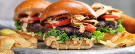 خوشمزه روز: جوسی برگر با چیپس سیب زمینی [تماشا کنید]