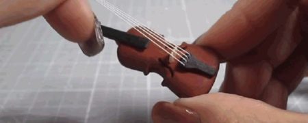 ویدئویی که روش ساخت ویولن مینیاتوری در خانه را آموزش می دهد [تماشا کنید]