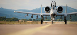 عملیات فرود و برخاست جت های جنگنده «اَی-۱۰» ایالات متحده در بزرگراهی در استونی [تماشا کنید]