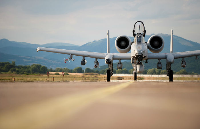 عملیات فرود و برخاست جت های جنگنده «اَی-۱۰» ایالات متحده در بزرگراهی در استونی [تماشا کنید]